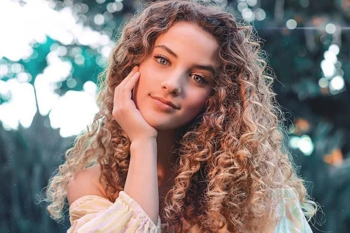 Sofie Dossi Net Worth: Defying Gravity, Redefining Stardom,Full Name, Age, Notable Works, Controversy, Nationality, Career, Occupation Sofie Dossi Net Worth
