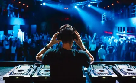 7 Tips for DJs to Keep the Crowd Engaged and Energized 7 Tips for DJs to Keep the Crowd Engaged and Energized