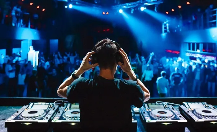 7 Tips for DJs to Keep the Crowd Engaged and Energized 7 Tips for DJs to Keep the Crowd Engaged and Energized