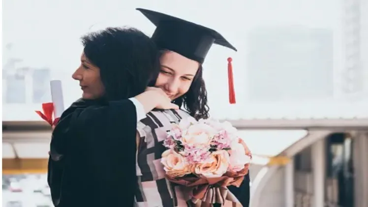 Celebrate their Achievement with These Stunning Graduation Flower Arrangements Celebrate their Achievement with These Stunning Graduation Flower Arrangements