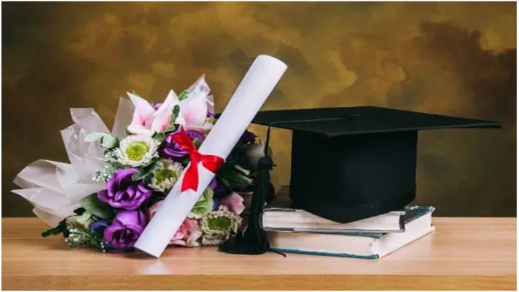 Celebrate their Achievement with These Stunning Graduation Flower Arrangements1