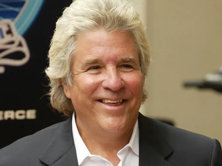 Jon Peters Net Worth: A Hollywood Producer’s Journey Through Success and Controversy, Full Name, Age, Notable Works, Controversy, Nationality, Career, Occupation Jon Peters Net Worth
