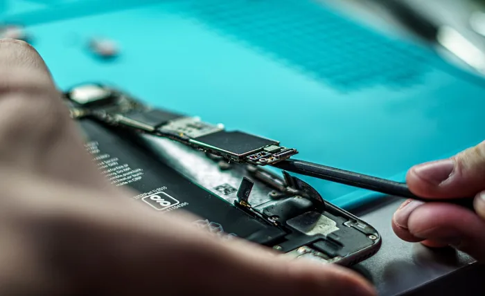 DIY vs. Professional Repair: Making the Right Choice for Your iPhone in Dubai Screenshot 8 8