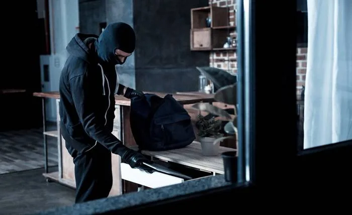 Are You More Likely to Be Burglarized by Someone You Know? Are You More Likely to Be Burglarized by Someone You Know 1